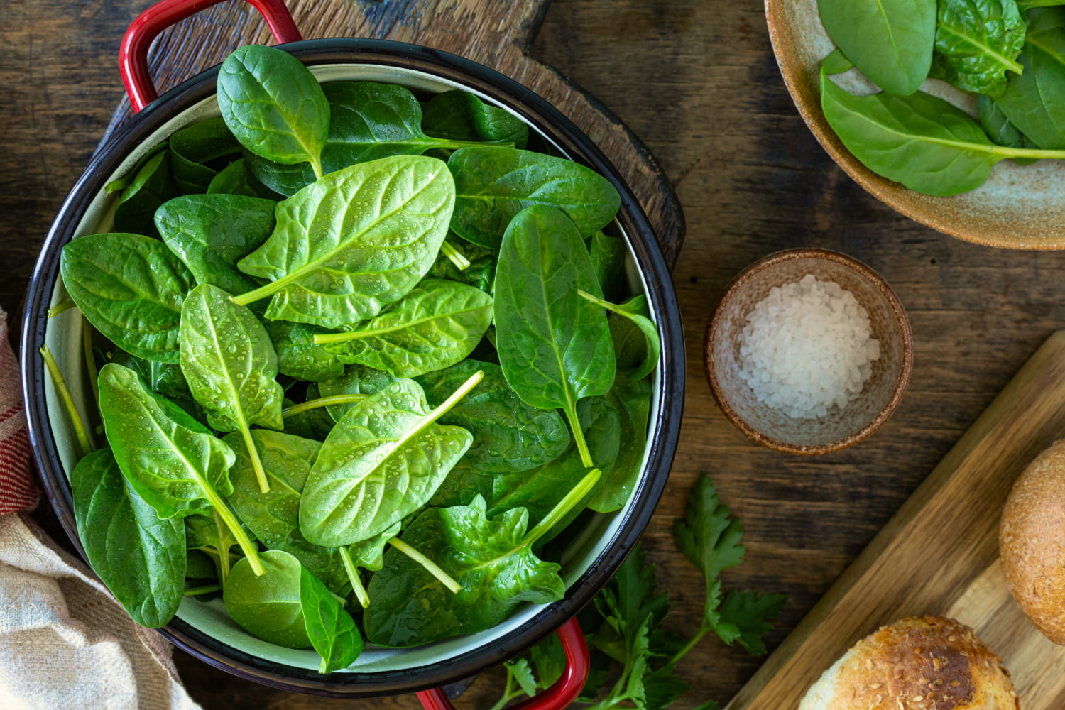 Spinat: Geschichte, Nährstoffe und Bio-Rohkostsäfte im modernen Alltag