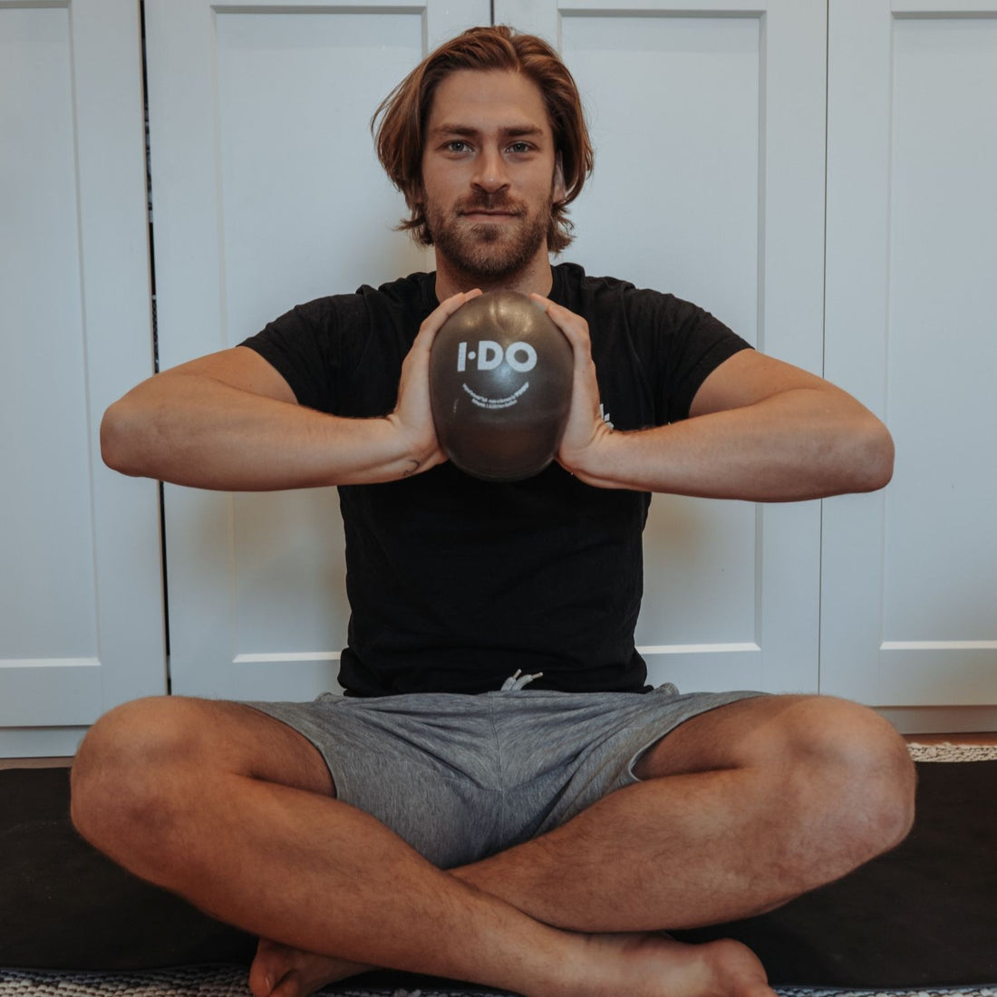 Nilklas holding a redondo ball I·DO