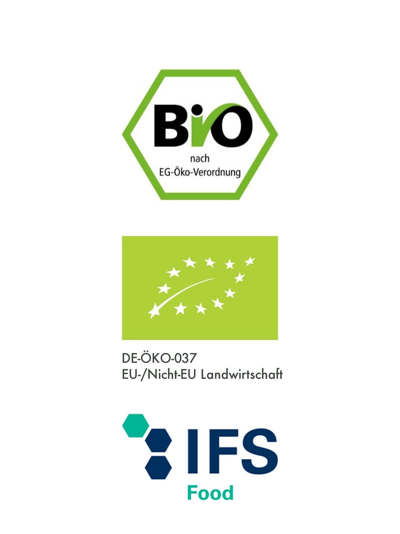 Das deutsche Bio-Siegel nach EG-Öko-Verordnung, das EU-Bio-Logo, die Kontrollstellennummer DE-ÖKO-037 und der Hinweis auf die IFS-zertifizierte Produktion