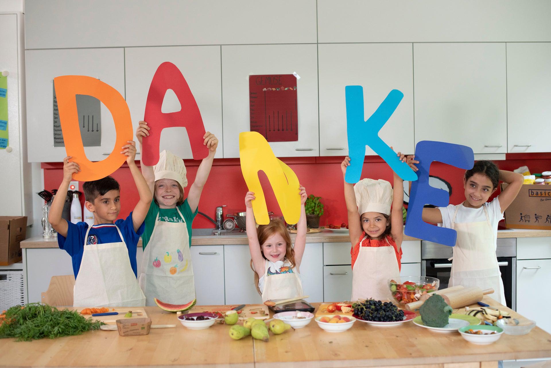 Eine warme Mahlzeit für Kinder