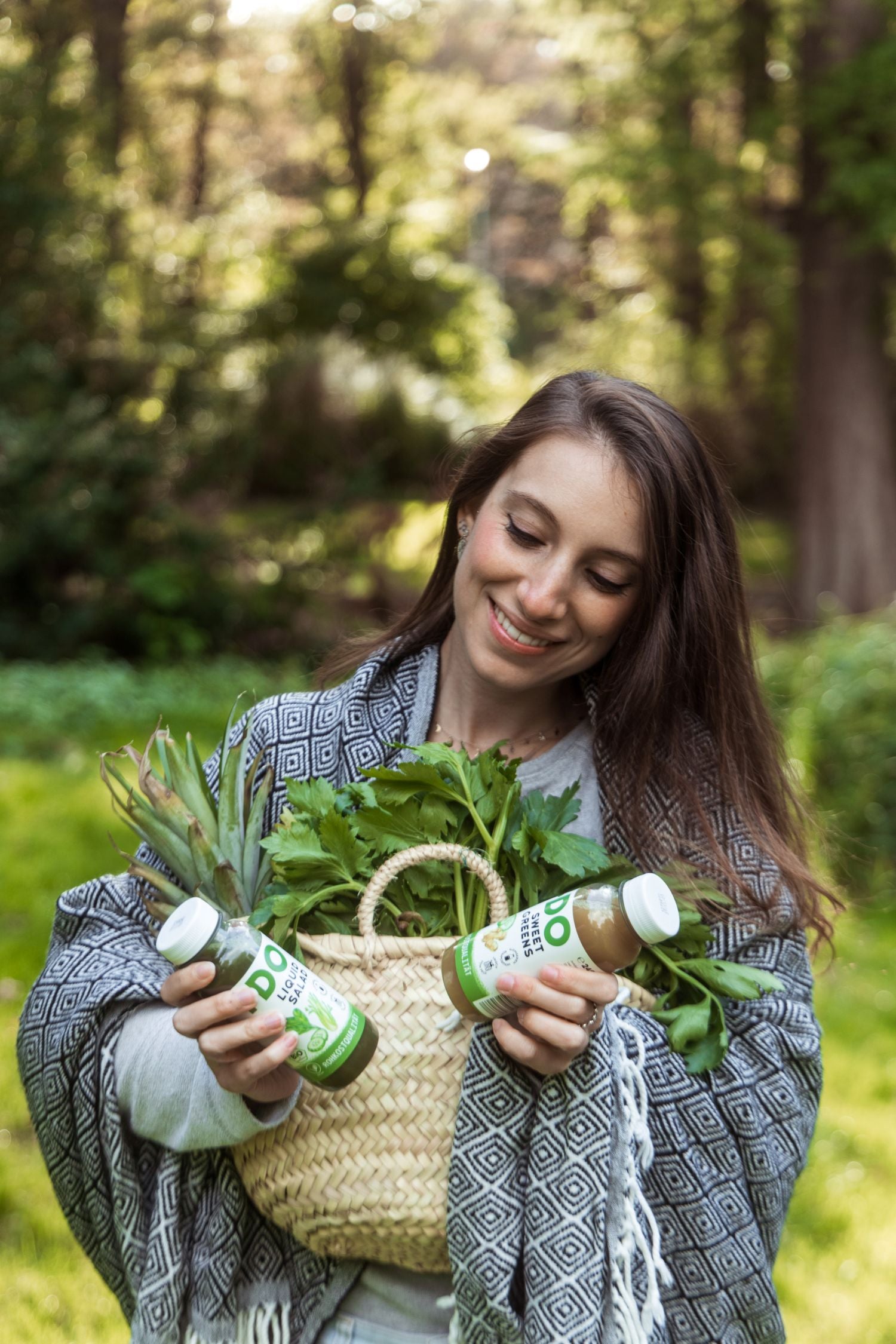 Bio Lean Green Saftkur – Mädchen hält I·DO-Saftflaschen