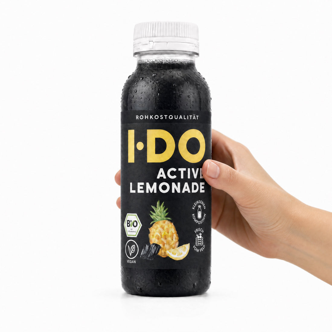 Active Lemonade – I·DO Bio-Saft, 240-ml-Flasche in der Hand