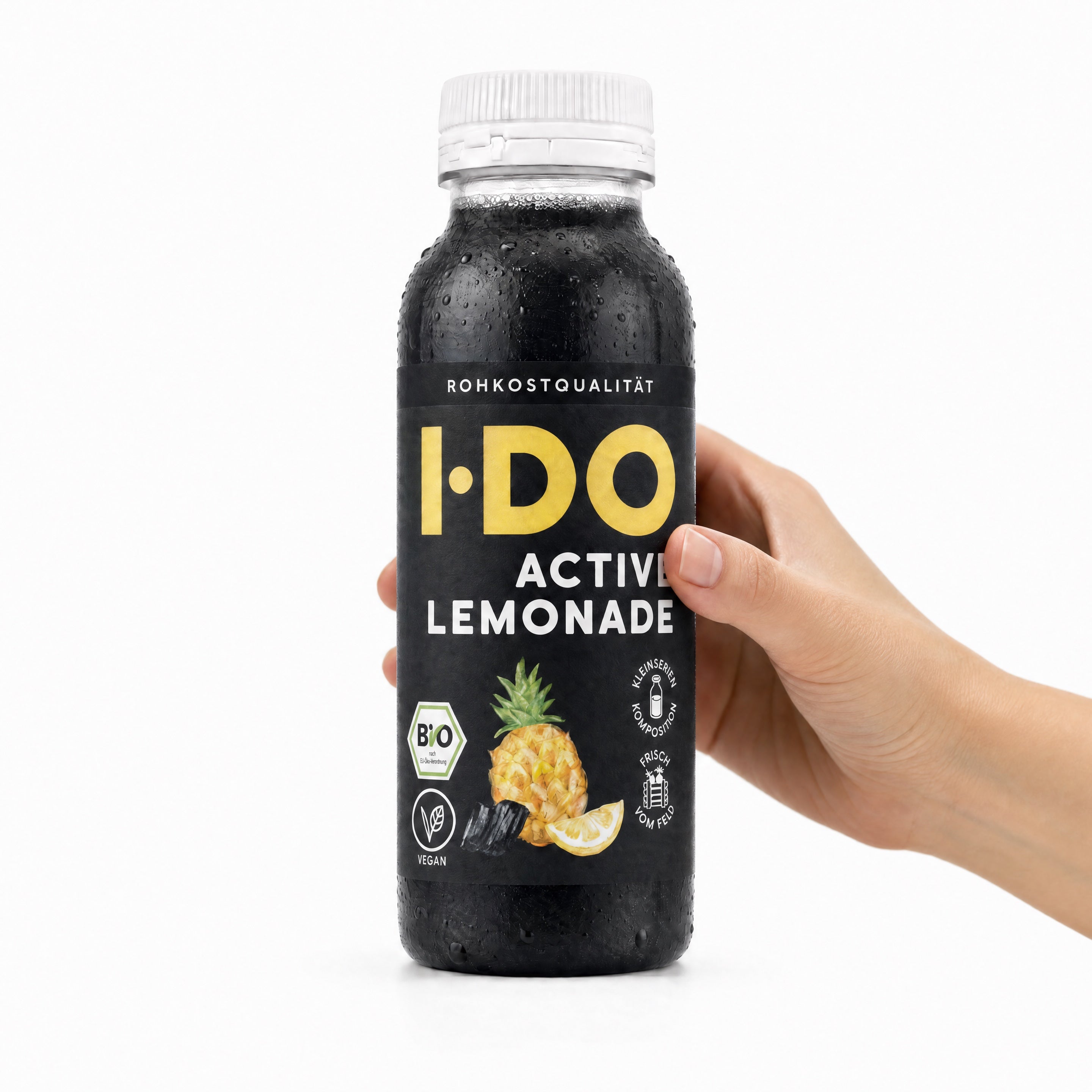 Active Lemonade – I·DO Bio-Saft, 240-ml-Flasche in der Hand