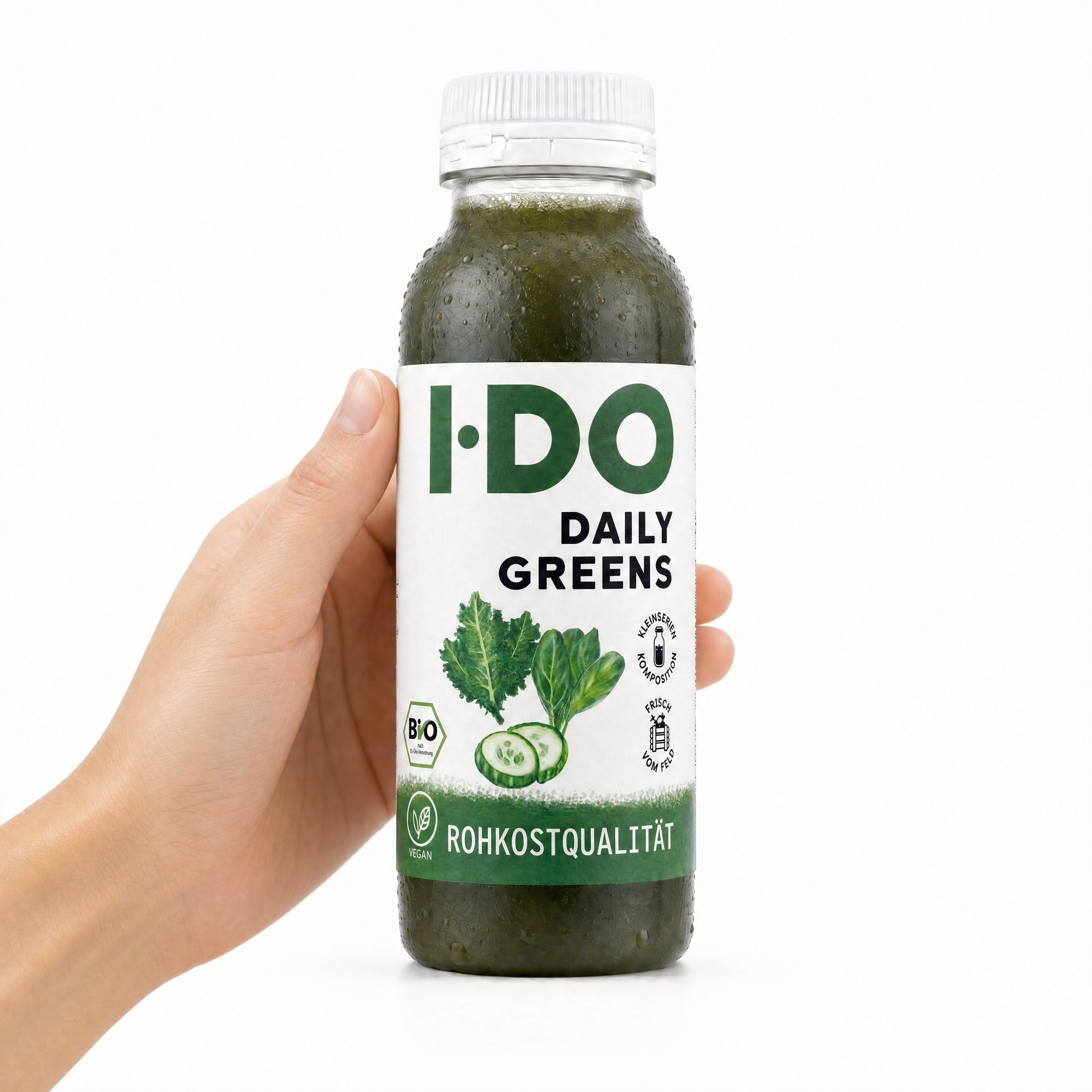 Daily Greens – I·DO Bio-Saft, 240-ml-Flasche in der Hand