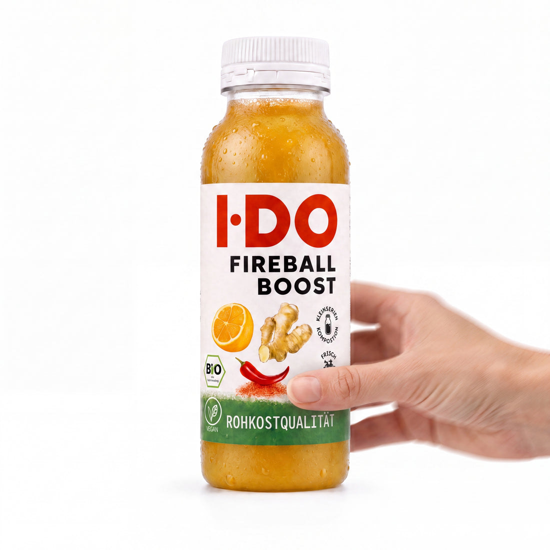 Fireball Boost – I·DO Bio-Saft, 240-ml-Flasche in der Hand