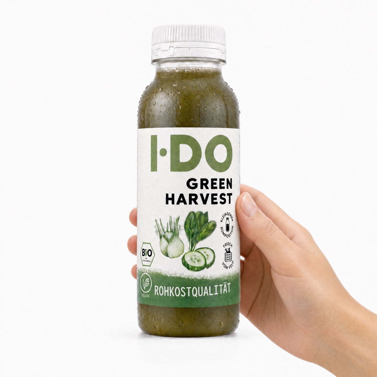 Green Harvest – I·DO Bio-Saft, 240-ml-Flasche in der Hand