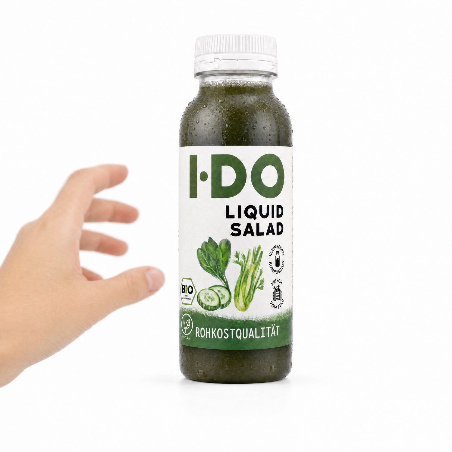 Liquid Salad – I·DO Bio-Saft, 240-ml-Flasche in der Hand