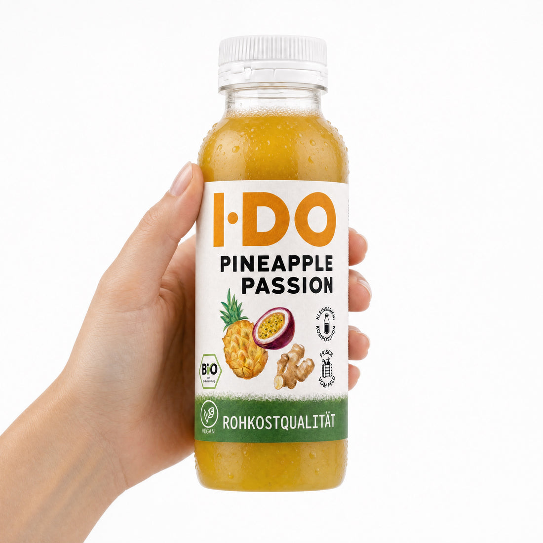 Pineapple Passion – I·DO Bio-Saft, 240-ml-Flasche in der Hand