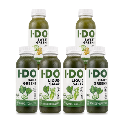 Juice cleanse with Florian Sauer: six green I·DO organic juices for one day, two each of Daily Greens, Liquid Salad and Sweet Greens
