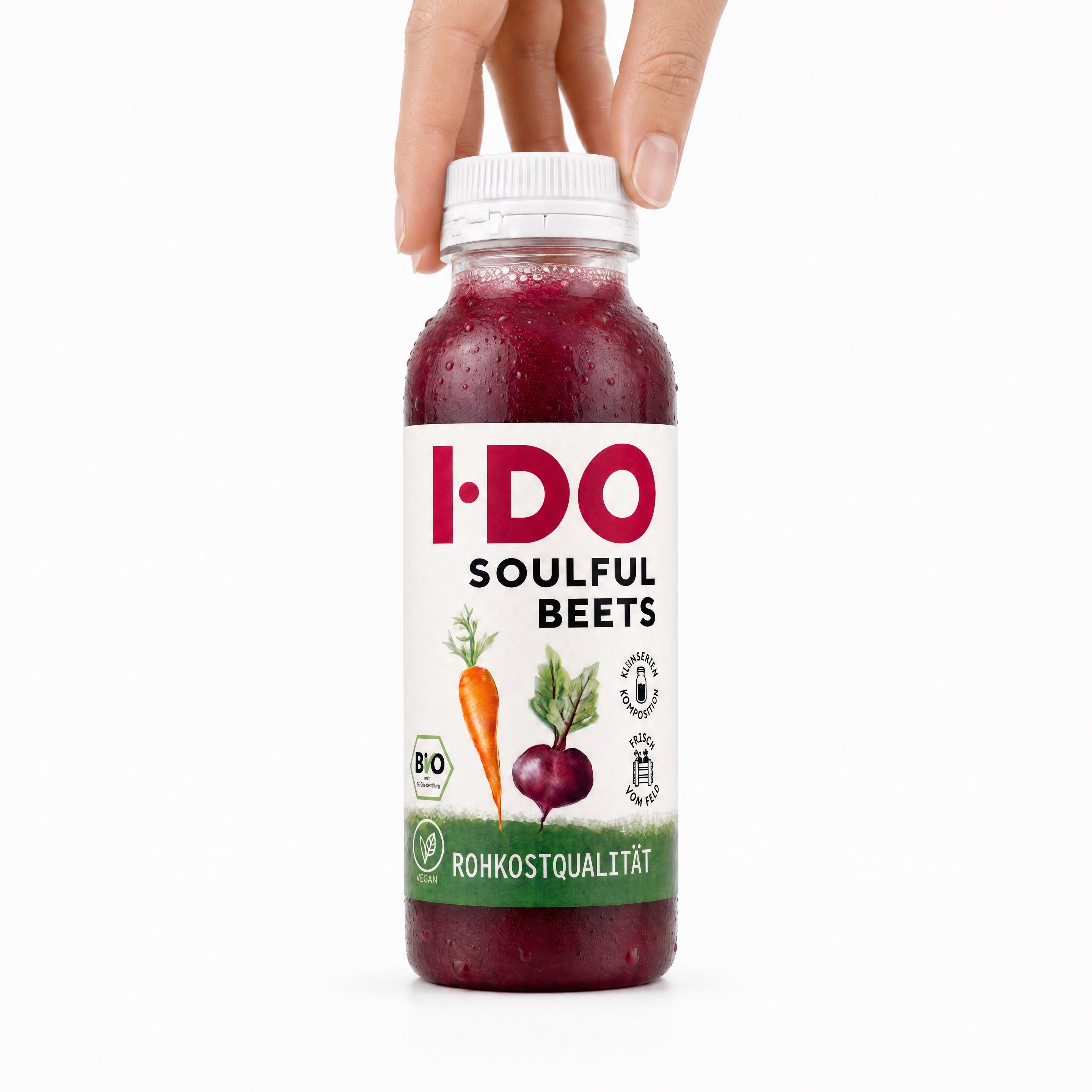 Soulful Beets – I·DO Bio-Saft, 240-ml-Flasche in der Hand