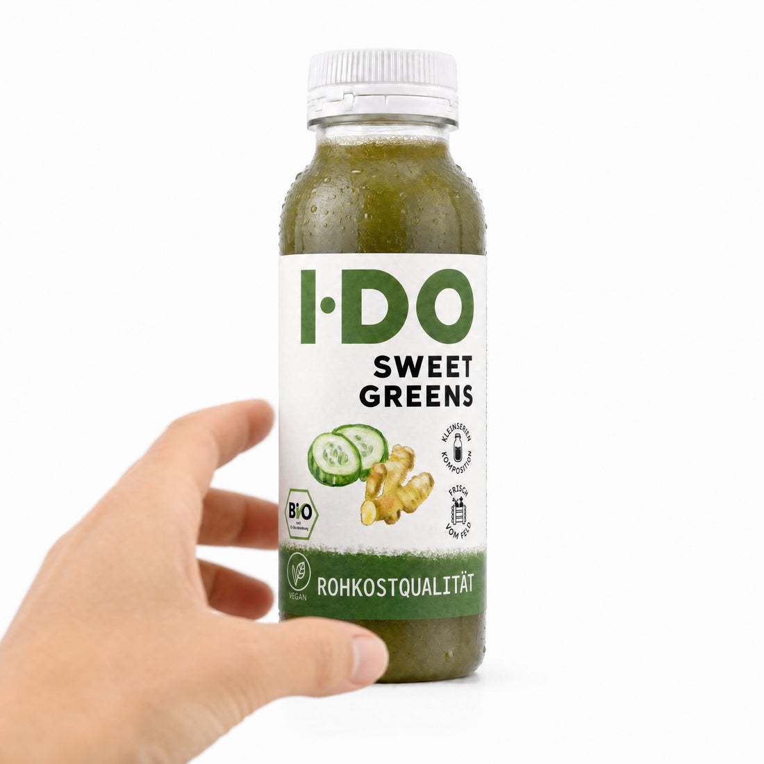 Sweet Greens – I·DO Bio-Saft, 240-ml-Flasche in der Hand