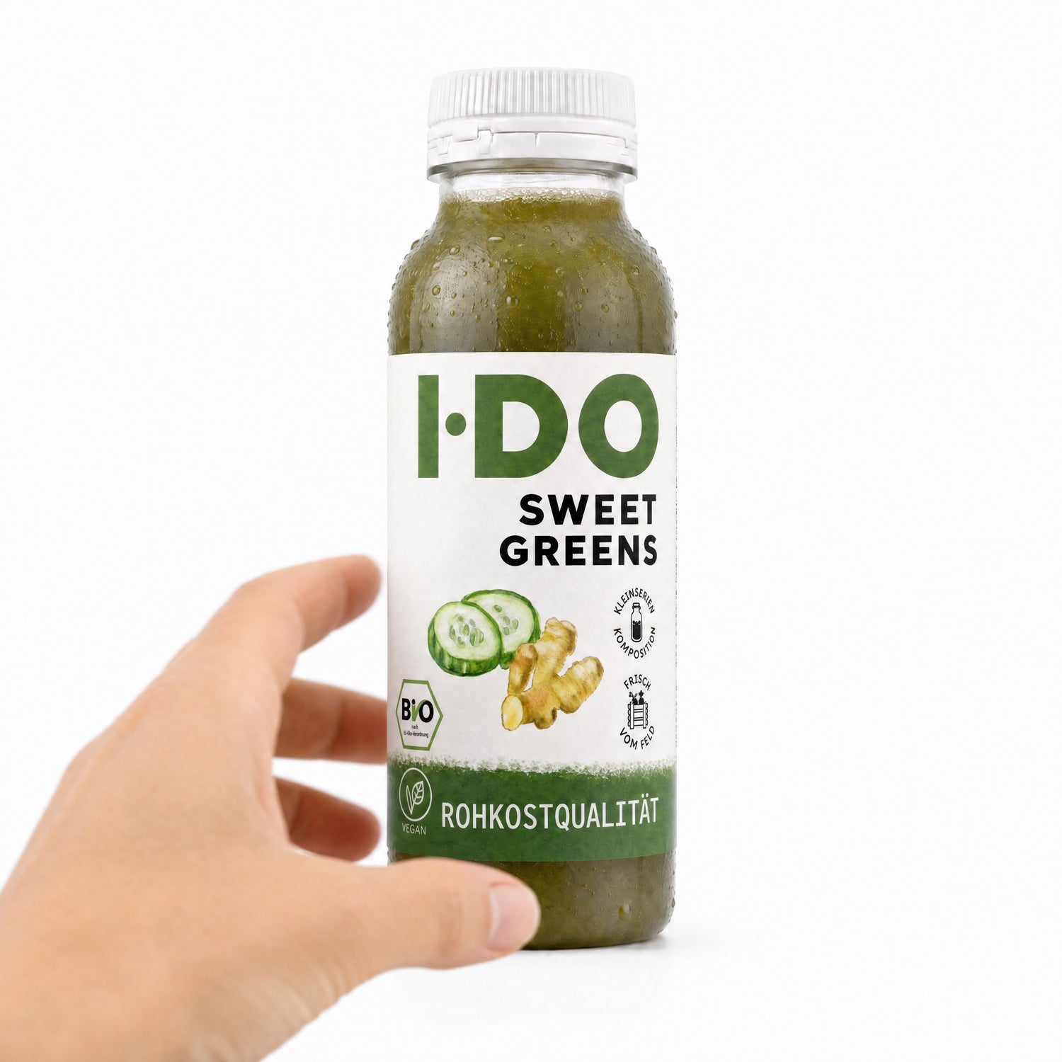 Sweet Greens – I·DO Bio-Saft, 240-ml-Flasche in der Hand